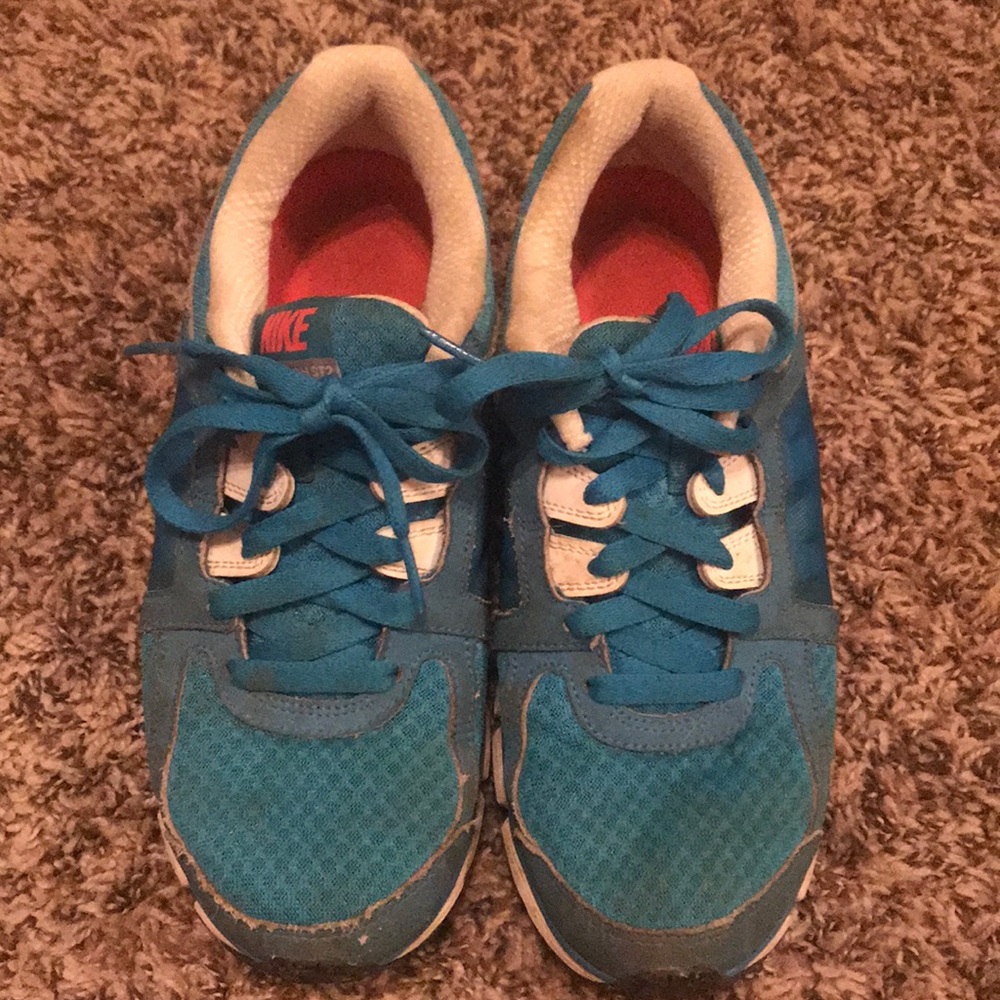 Blue and pink Nike tennis shoes Dual Fusion size 8